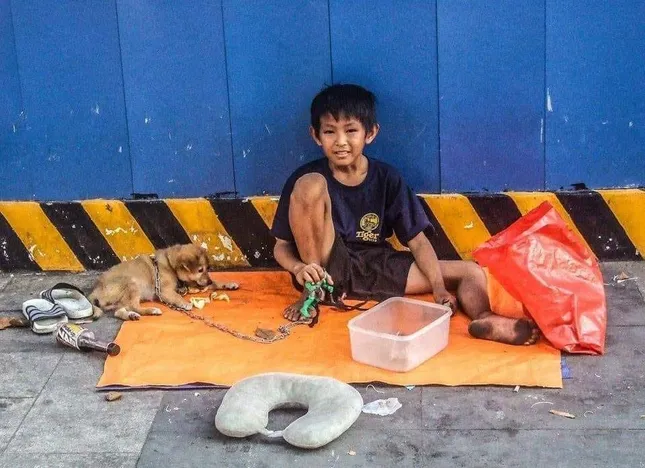 Cậu bé ăn xin và chú cún nhỏ: Khoảnh khắc lay động triệu trái tim với một tình bạn đẹp ảnh 1