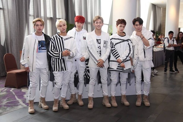 Z-Boys và Z-Girls vui mừng khi được đông đảo người hâm mộ Việt Nam chào đón ảnh 1