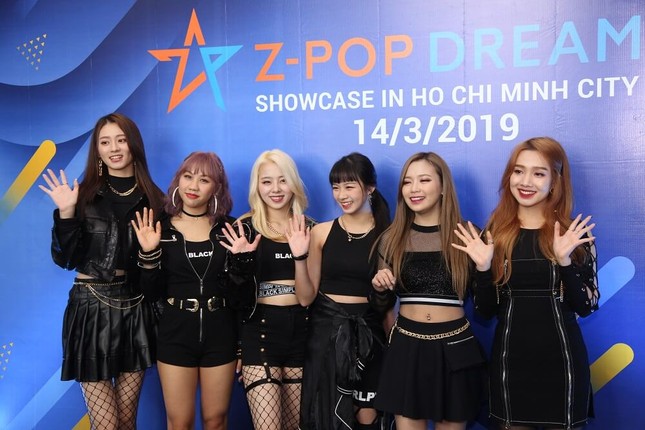 Z-Boys và Z-Girls vui mừng khi được đông đảo người hâm mộ Việt Nam chào đón ảnh 2