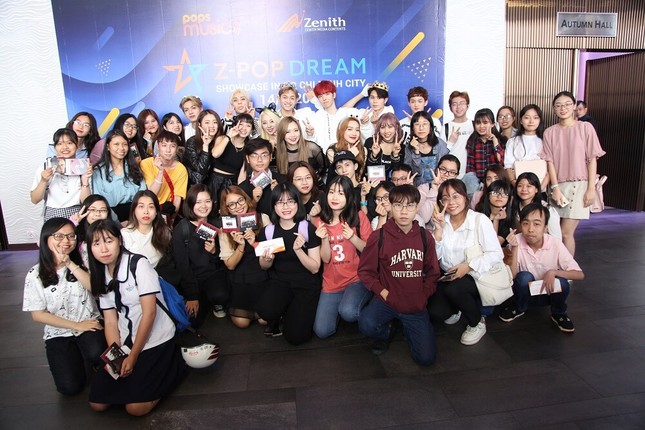 Z-Boys và Z-Girls vui mừng khi được đông đảo người hâm mộ Việt Nam chào đón ảnh 6