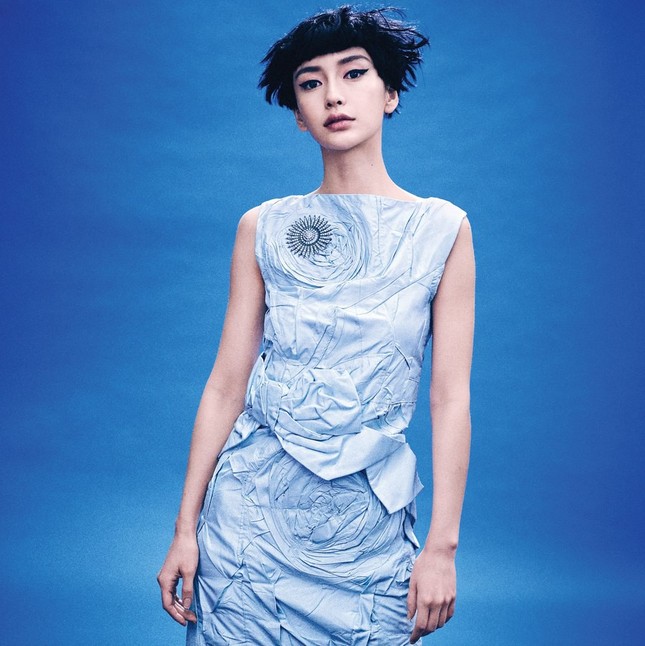 Scarlett Johansson, Angela Baby, Bae Doona... rạng rỡ trên bìa tạp chí Vogue Mỹ ảnh 3