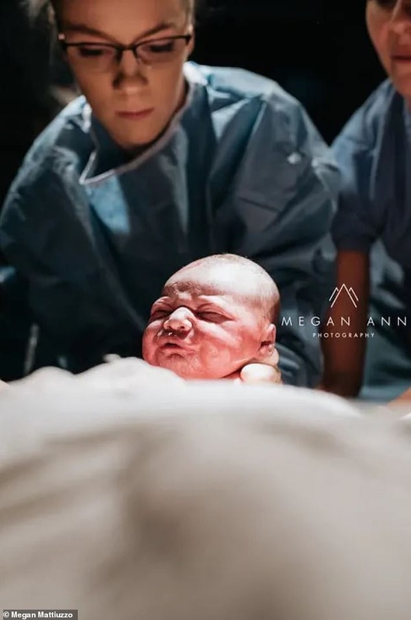 Người phụ nữ tự chụp ảnh trong lúc sinh con gây sốt cộng đồng mạng ảnh 1