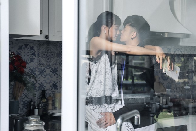 Trọng Hiếu lấy câu chuyện tình yêu của bố mẹ làm chất liệu cho MV mới ảnh 2