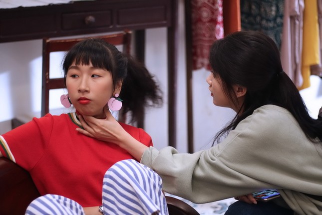 Cặp bạn "thân-ai-nấy-lo" Trang Hí và Kiều Trinh "kể xấu" nhau sau quá trình đóng phim chung ảnh 2