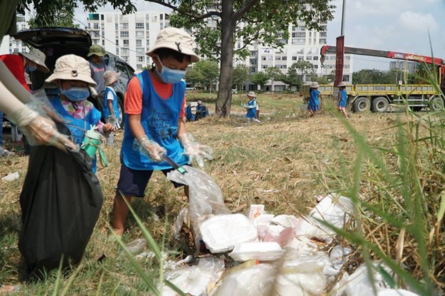 Trường theo trend, cho bé mầm non thiếu bảo hộ, dọn rác giữa nắng? ảnh 1