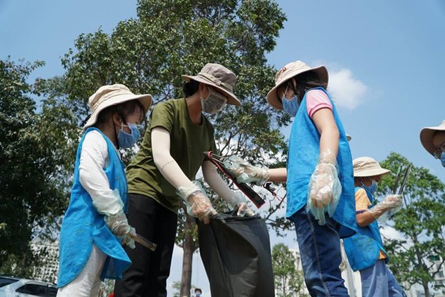Trường theo trend, cho bé mầm non thiếu bảo hộ, dọn rác giữa nắng? ảnh 3