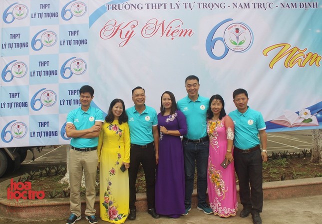 Nam Định: Teen THPT Lý Tự Trọng thướt tha trong ngày kỷ niệm 60 năm thành lập trường ảnh 12