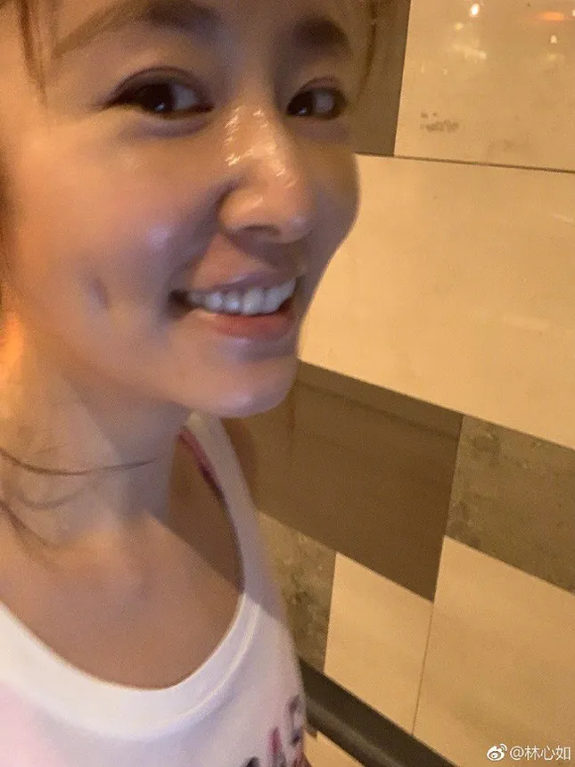 Lâm Tâm Như đã bác bỏ tin đồn mang thai lần hai chỉ bằng một hành động đơn giản ảnh 2