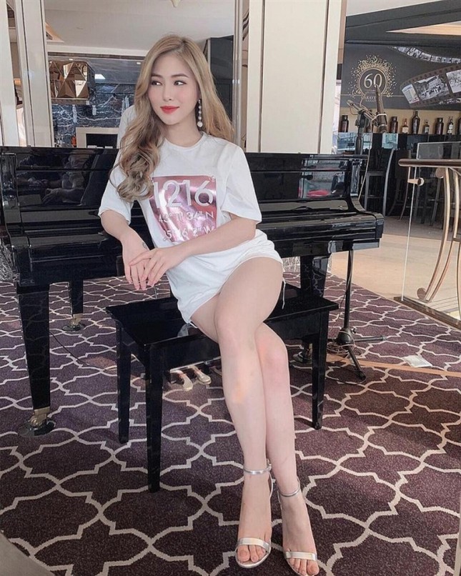 Khán giả trầm trồ, tranh luận về màu tóc bạch kim mới, Hương Tràm đáp "hãy sống thật vui" ảnh 1