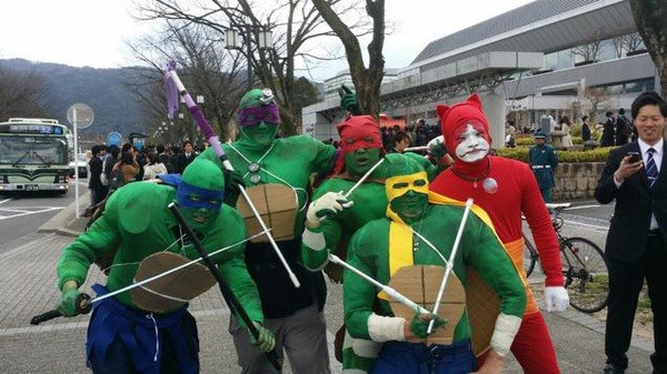 Nhận bằng tốt nghiệp như sinh viên Nhật Bản: Mặc bằng đồ cosplay siêu "dị" ảnh 5