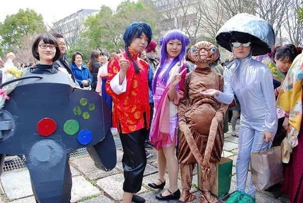 Nhận bằng tốt nghiệp như sinh viên Nhật Bản: Mặc bằng đồ cosplay siêu "dị" ảnh 7