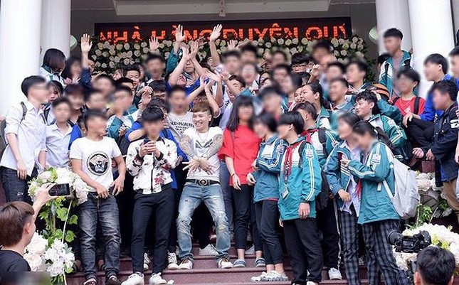 Sở GD&ĐT Yên Bái nói gì về việc học sinh chụp ảnh cùng Khá "Bảnh"? ảnh 2