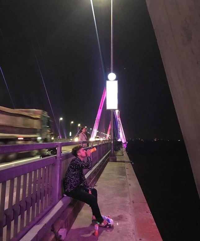 Ca thất tình lành mạnh nhất: Thanh niên ra cầu uống nước ngọt, ăn bim bim rồi gom rác đi về ảnh 1