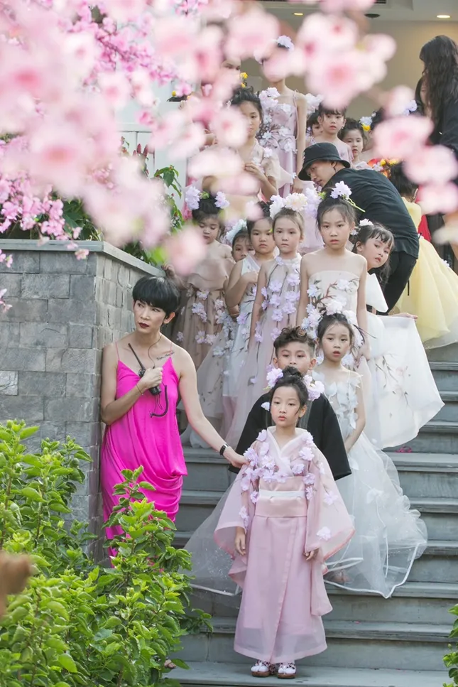Con gái Xuân Lan xuất hiện tại show diễn thời trang trong vai trò vedette. ảnh 1