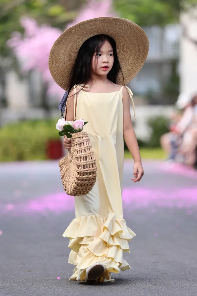 Con gái Xuân Lan xuất hiện tại show diễn thời trang trong vai trò vedette. ảnh 3
