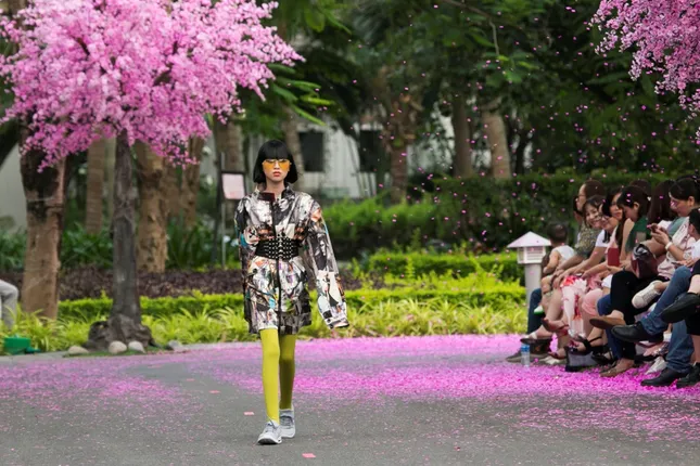 Con gái Xuân Lan xuất hiện tại show diễn thời trang trong vai trò vedette. ảnh 6