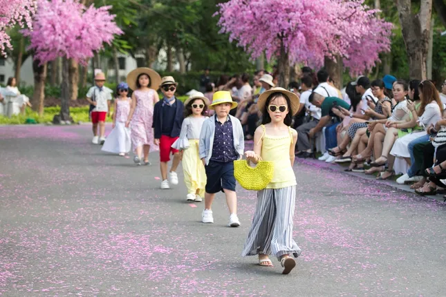 Con gái Xuân Lan xuất hiện tại show diễn thời trang trong vai trò vedette. ảnh 7