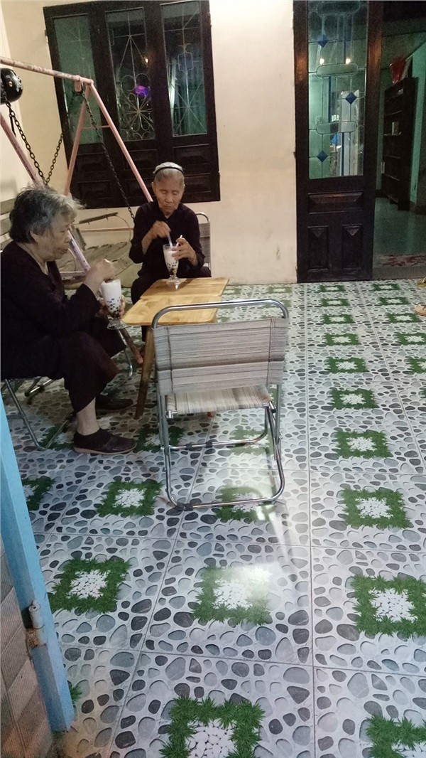 Hai cụ bà đi uống trà sữa khiến dân tình rần rần "tag" bạn thân: "Sau này mình cũng vậy nhé" ảnh 1