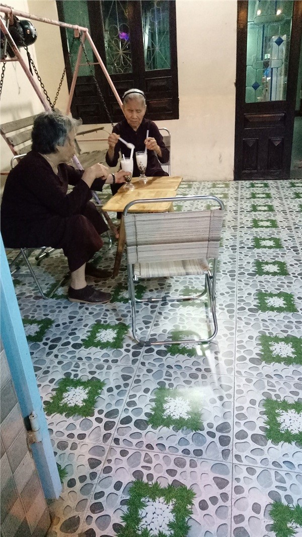 Hai cụ bà đi uống trà sữa khiến dân tình rần rần "tag" bạn thân: "Sau này mình cũng vậy nhé" ảnh 2