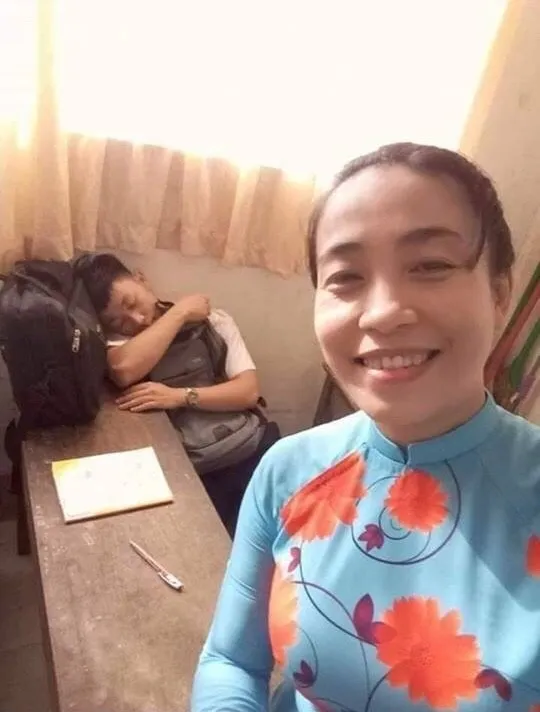 Nam sinh ngủ gật trong lớp và cách giải quyết "bá đạo" của cô giáo khiến dân mạng cười "nắc nẻ" ảnh 1