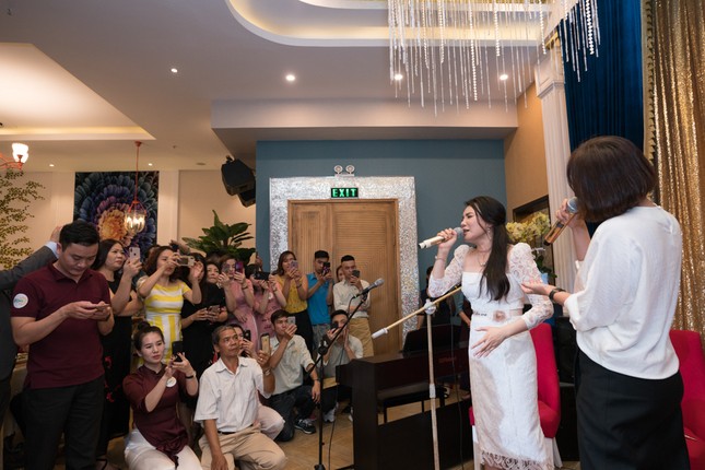 Hát lại bản hit "Anh", Hồ Quỳnh Hương ngẫu hứng rủ đàn em Văn Mai Hương "đọ" nốt cao ảnh 1