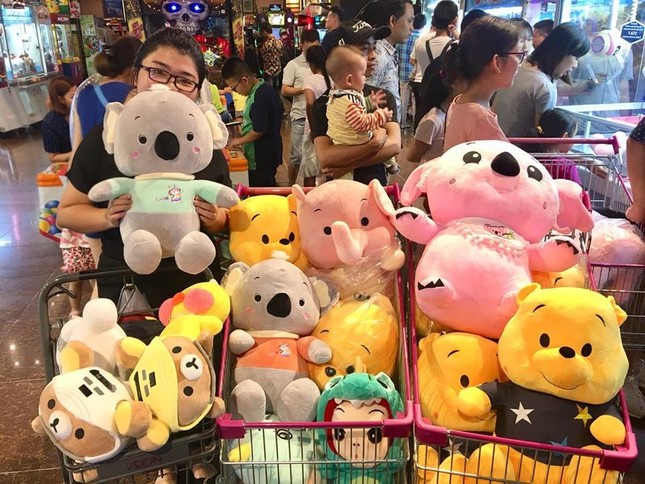 Không trượt phát nào: Cô nàng gắp được hẳn 800 con thú bông, mở luôn shop để bán lại ảnh 1