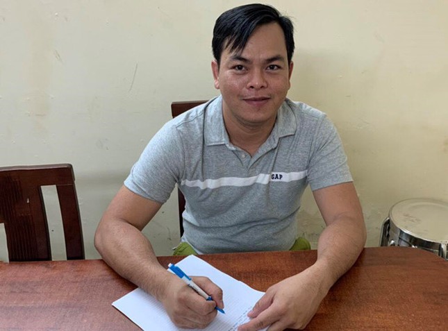 Phúc XO khai nhận toàn bộ nón, dây chuyền quá khổ là vàng giả ảnh 1