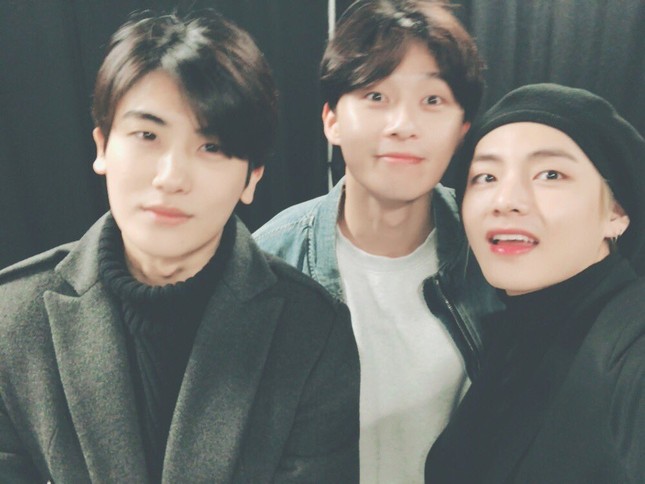 Dễ thương như cách "Hội anhh em cây khế Hwarang" của V quảng bá cho "Boy With Luv" (BTS) ảnh 1