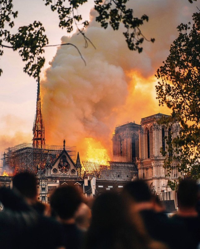 Hỏa hoạn ở Nhà thờ Đức Bà Paris đã được Victor Hugo dự đoán cách đây hàng trăm năm? ảnh 1