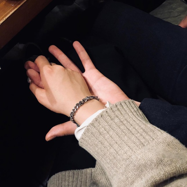Đáng yêu chưa này, các cặp đôi lại có trào lưu chụp ảnh mới để khoe "duyên phận trời sinh" ảnh 3