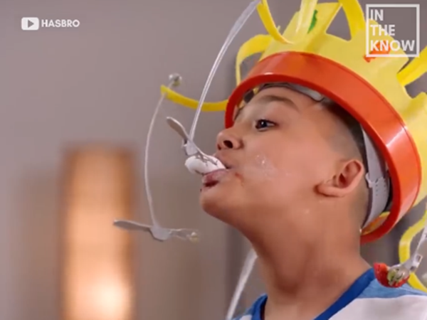 Món ăn sẽ trở nên ngon hơn nhiều nếu bạn ăn bằng... vương miện nĩa xoay ảnh 1