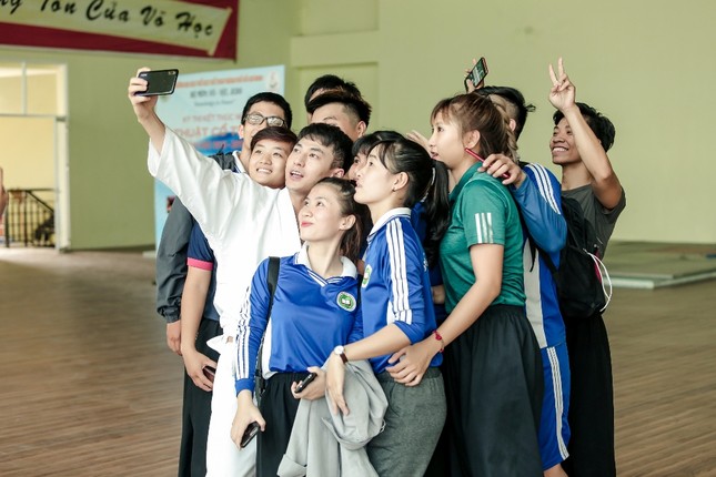 Từ bỏ hiền ảnh ngoan hiền, Isaac chăm chỉ tập võ để trở lại với dự án phim hành động? ảnh 3