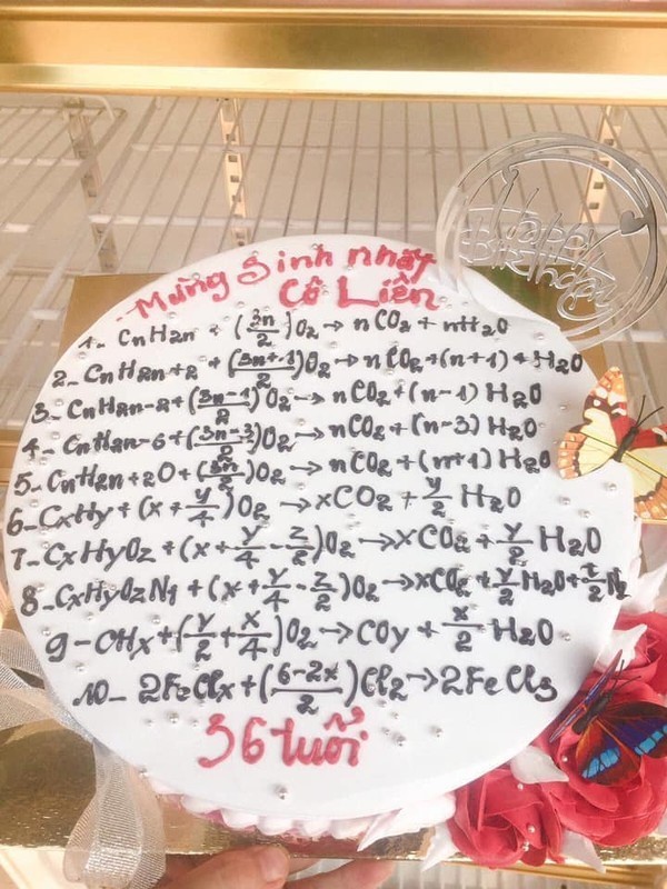 Chiếc bánh kem "phủ đầy" công thức hóa học chỉ dành cho cô giáo dạy Hoá dịp sinh nhật ảnh 1