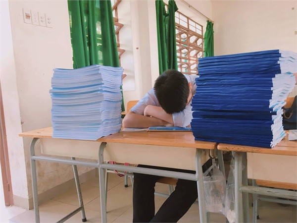 Đề cương mùa thi dài hàng mét: Nỗi ám ảnh kinh hoàng của học sinh ảnh 2