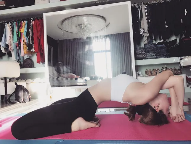 Ngoài Hồ Ngọc Hà, không ít sao nữ đình đám V-biz cũng yêu thích tập yoga ảnh 2