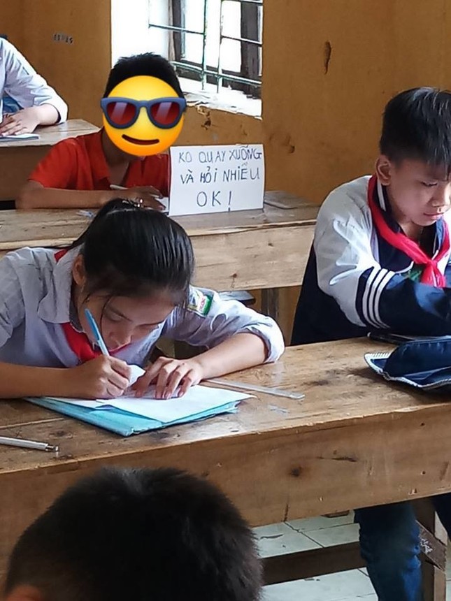 Góc thi cử: Không cho chép bài, cậu bé trưng bảng "cấm hỏi" khiến dân mạng cười bò ảnh 2