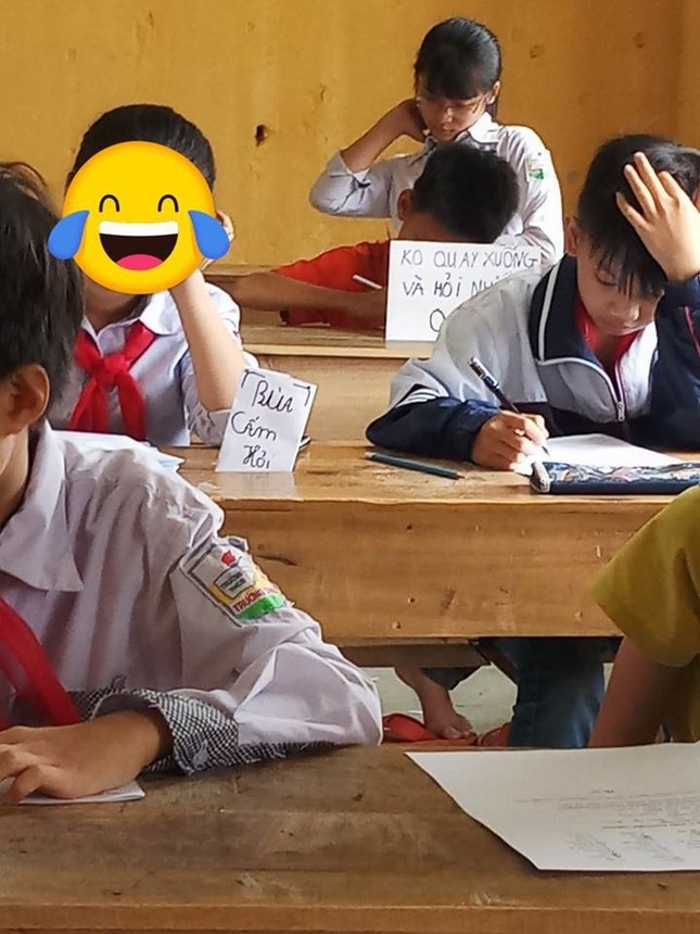 Góc thi cử: Không cho chép bài, cậu bé trưng bảng "cấm hỏi" khiến dân mạng cười bò ảnh 3