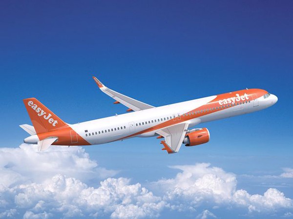Anh: Hành khách cố mở cửa máy bay khi đang bay ở độ cao 10.000m ảnh 1
