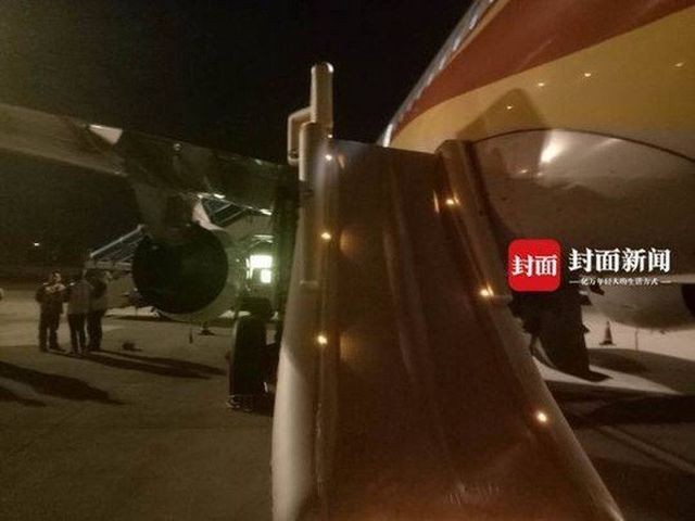 Anh: Hành khách cố mở cửa máy bay khi đang bay ở độ cao 10.000m ảnh 2