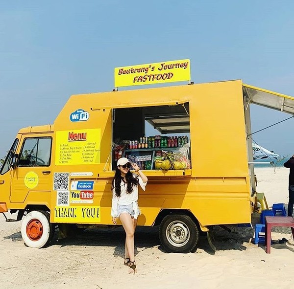 Chiếc xe tải vàng cam "nóng bỏng" ở Bàu Trắng được dân tình "ùn ùn" kéo đến check-in ảnh 4