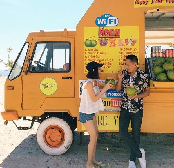 Chiếc xe tải vàng cam "nóng bỏng" ở Bàu Trắng được dân tình "ùn ùn" kéo đến check-in ảnh 5