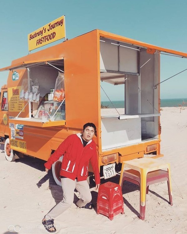 Chiếc xe tải vàng cam "nóng bỏng" ở Bàu Trắng được dân tình "ùn ùn" kéo đến check-in ảnh 9