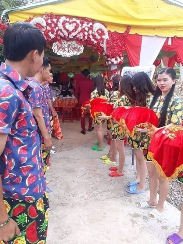 Mang dép tổ ong, mặc đồ đi biển bê tráp đám cưới, đám bạn trẻ bị "ném đá" dữ dội ảnh 1