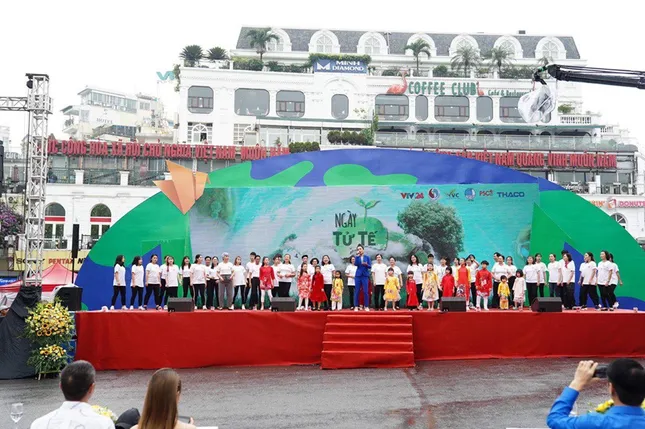 Hà Nội: Hàng ngàn bạn trẻ hào hứng tham gia "Ngày tử tế - Vì môi trường không rác thải" ảnh 1