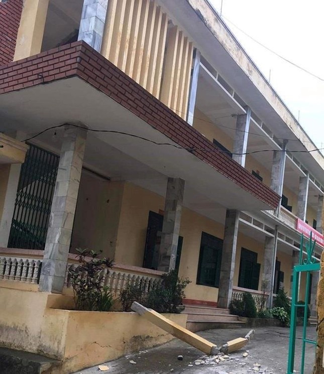 Một học sinh tử vong sau khi bị cột bê tông trong trường đè trúng ảnh 1
