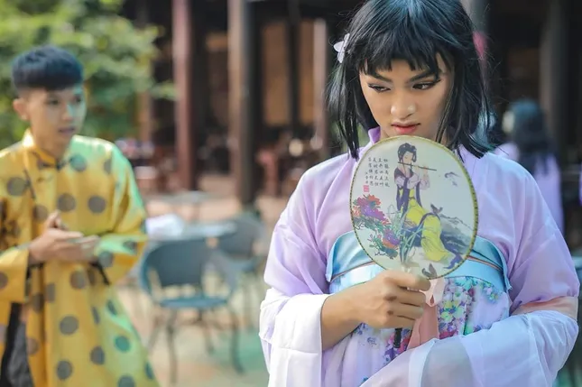 Kỷ yếu "bột màu" xưa rồi, hóa thân thành nhân vật Văn học để "ôn thi" luôn như này mới chất! ảnh 5
