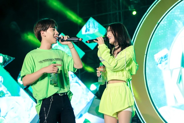 ĐH Cần Thơ đón đợt "bão sao" với sự xuất hiện của Trường Giang, Hoà Minzy, AMEE và Han Sara ảnh 1