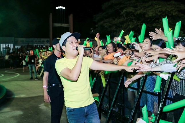 ĐH Cần Thơ đón đợt "bão sao" với sự xuất hiện của Trường Giang, Hoà Minzy, AMEE và Han Sara ảnh 3