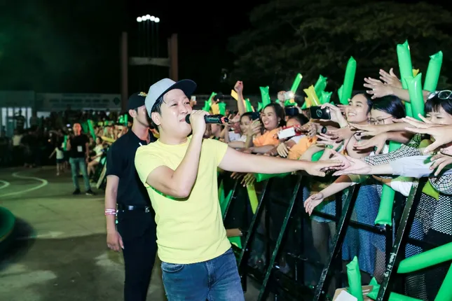 ĐH Cần Thơ đón đợt "bão sao" với sự xuất hiện của Trường Giang, Hoà Minzy, AMEE và Han Sara ảnh 3