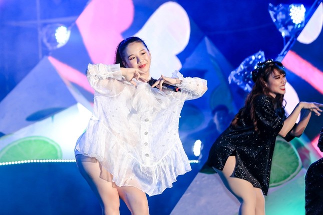 ĐH Cần Thơ đón đợt "bão sao" với sự xuất hiện của Trường Giang, Hoà Minzy, AMEE và Han Sara ảnh 4
